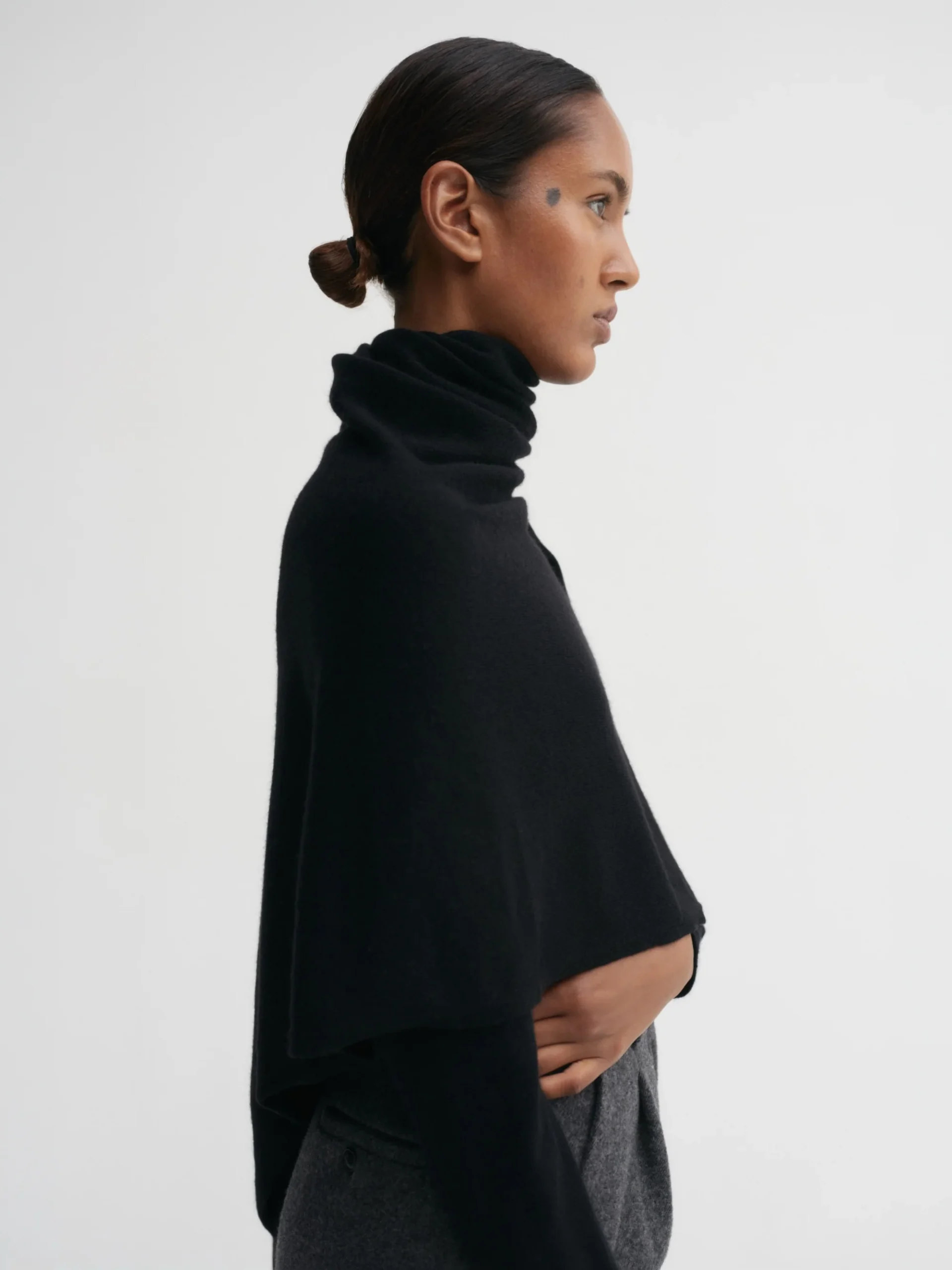 Almada Label - Meja Scarf Black