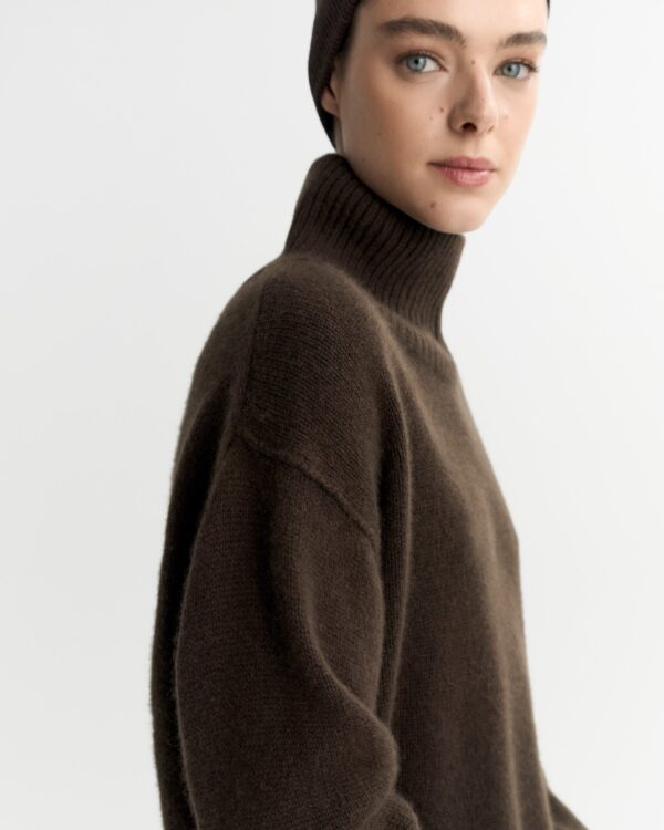 Soft Goat - Boyfriend Turtleneck Mocha