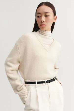 Almada Label - Yara V-Neck Sweater Vanilla