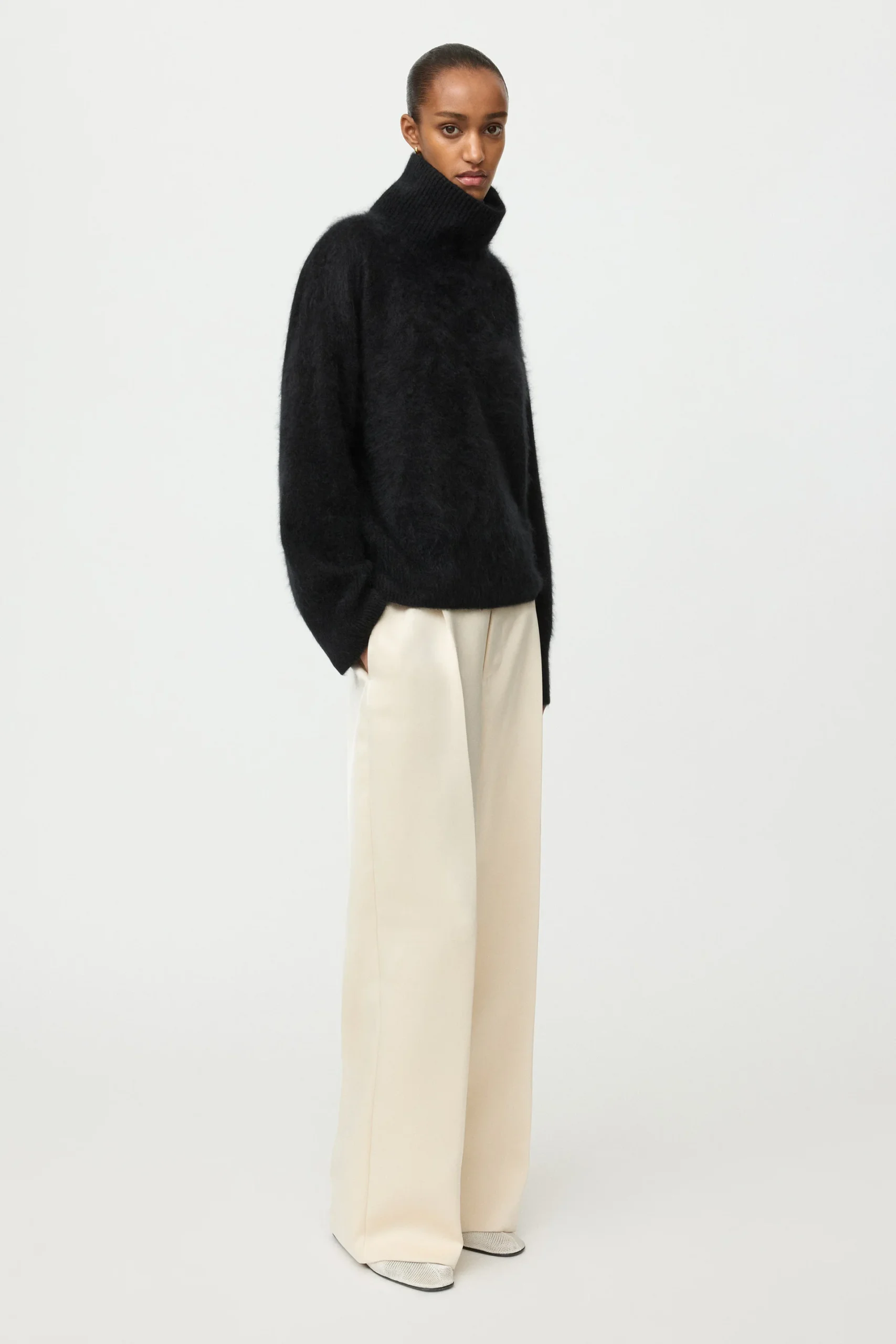 Soft Goat - Brushed Boyfriend Turtleneck Black