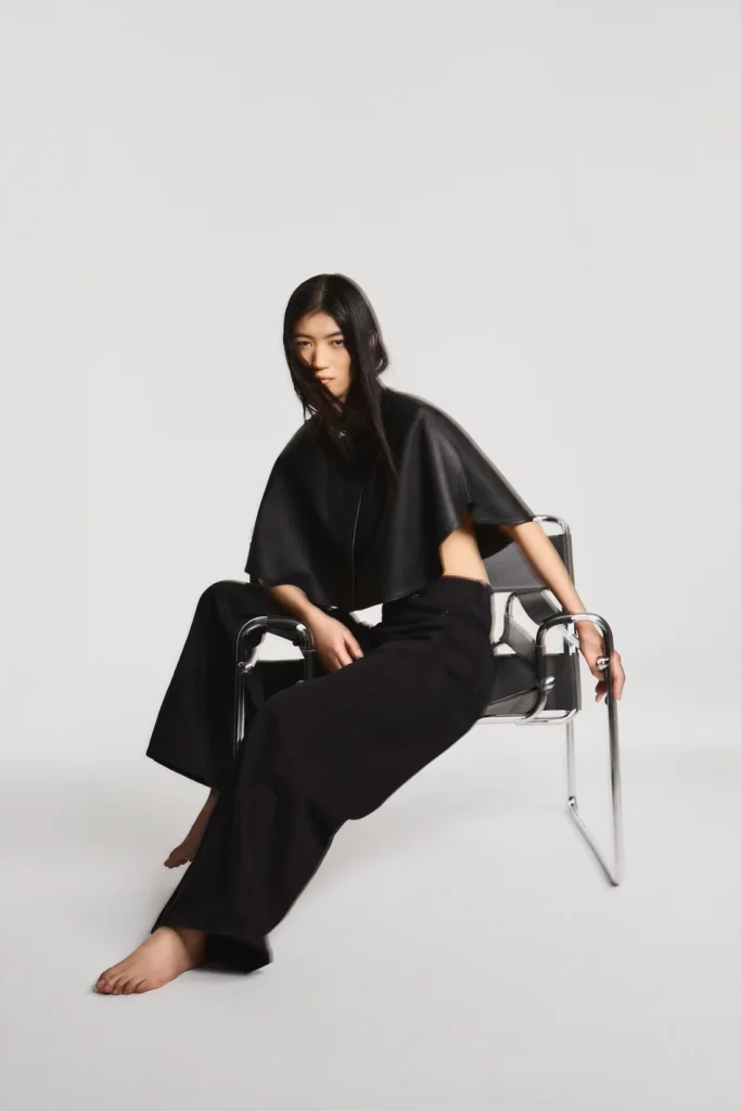 Envelope 1976 - Zoe Cape Black